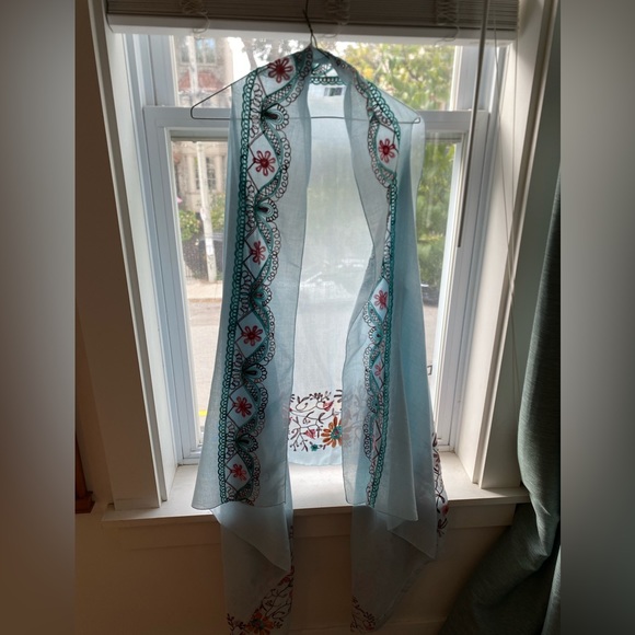 Handmade embroidered shawl - Picture 4 of 9